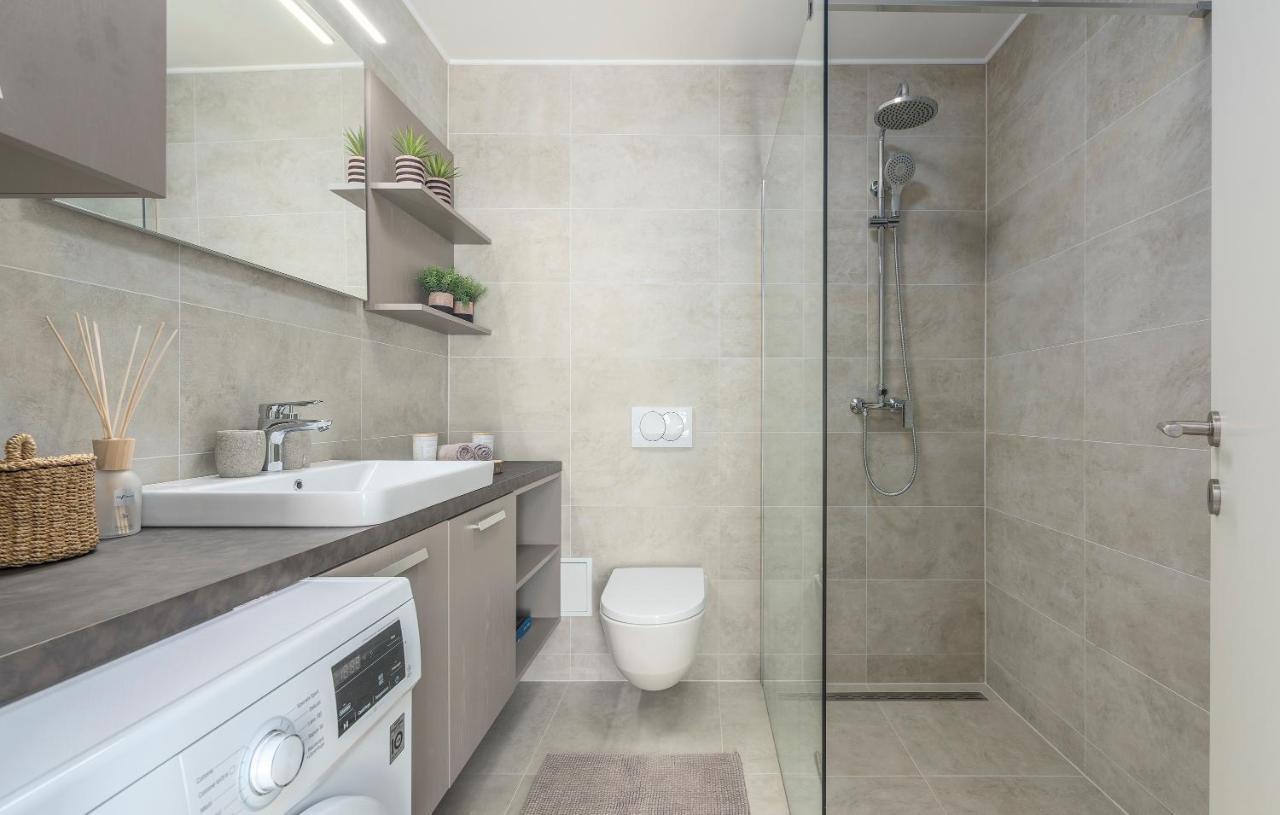 Just Renovated Stylish 2 Bedrooms Apartment Only A Few Steps From The Beach! Novigrad Istria Exterior foto